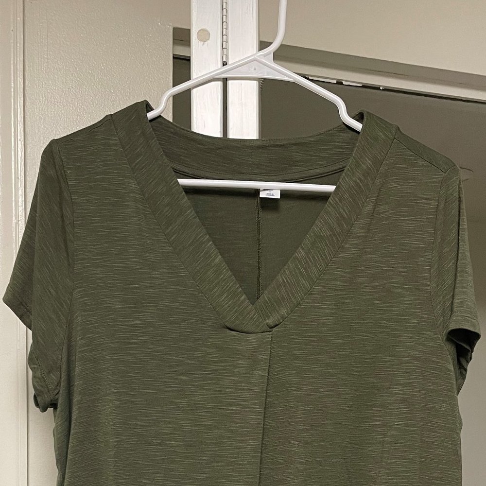 Army green short sleeve tee in size L